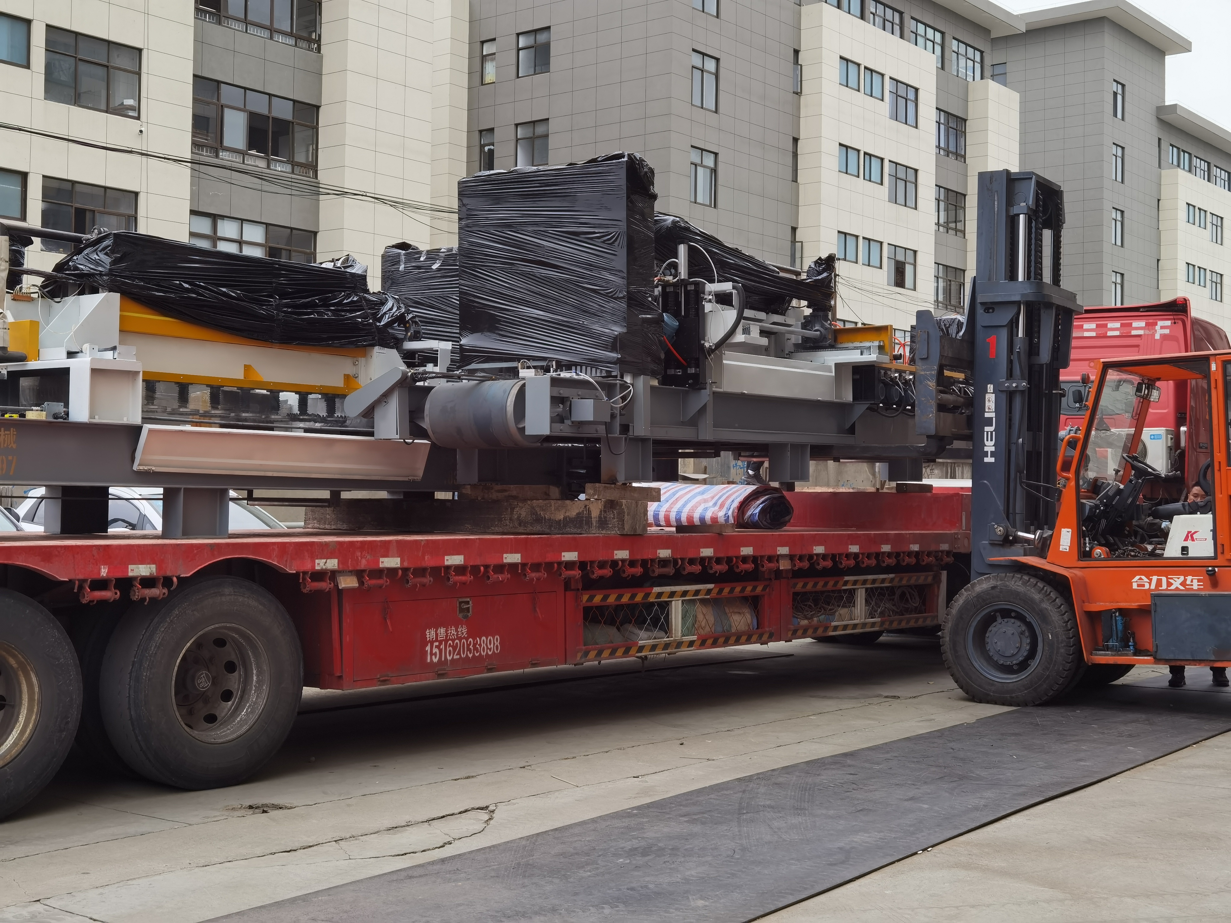 路沿石水磨設(shè)備發(fā)往新沂 /Upload/165190697149.jpg